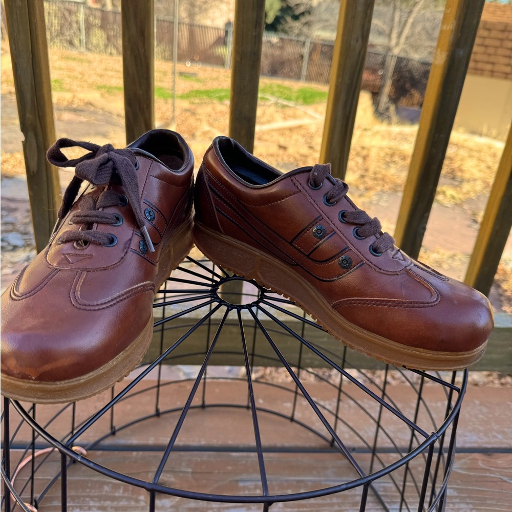 Vintage brown lace up wedge